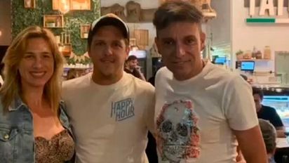 La foto que confirma el romance de Bossi con una periodista