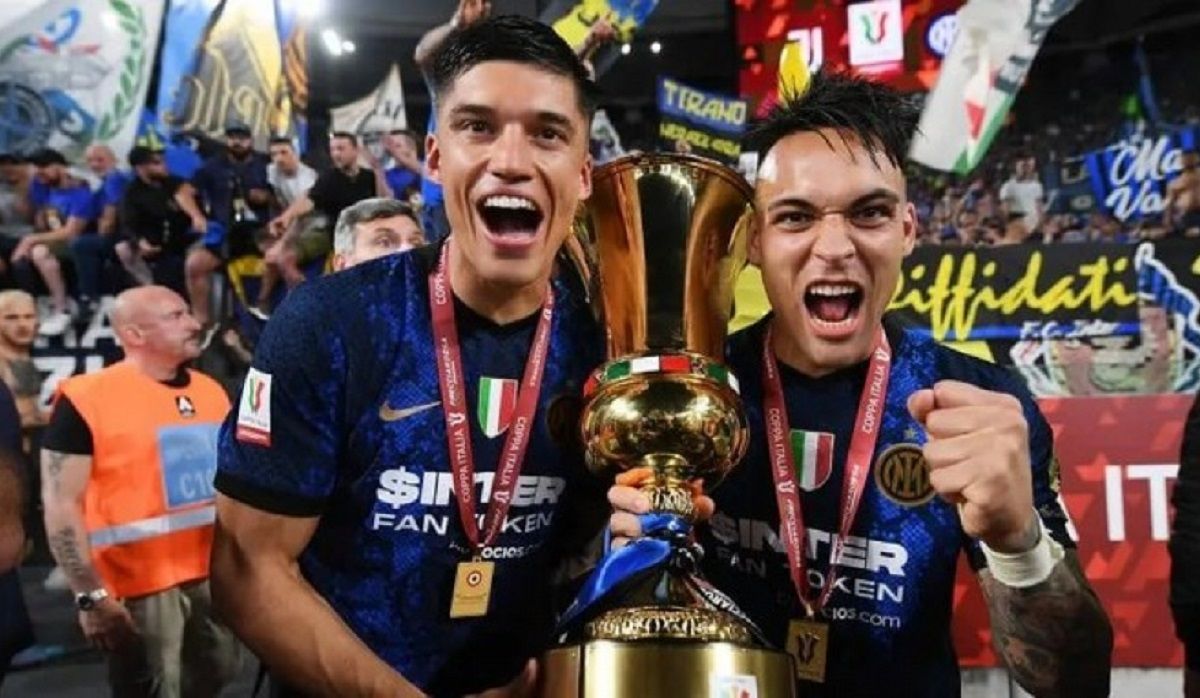 Joaquín Correa y Lautaro Martínez festejan la obtención de la Copa Italia con Inter.