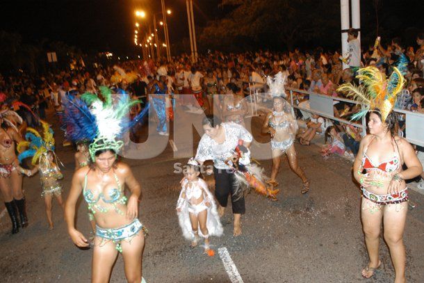 Los carnavales pasaron por los barrios y llegan a la Costanera