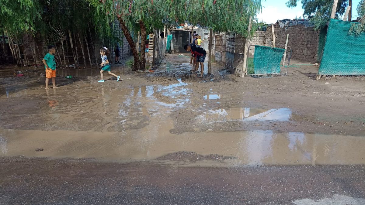 Postales de la inundación: calles anegadas, autoevacuados y daños en viviendas