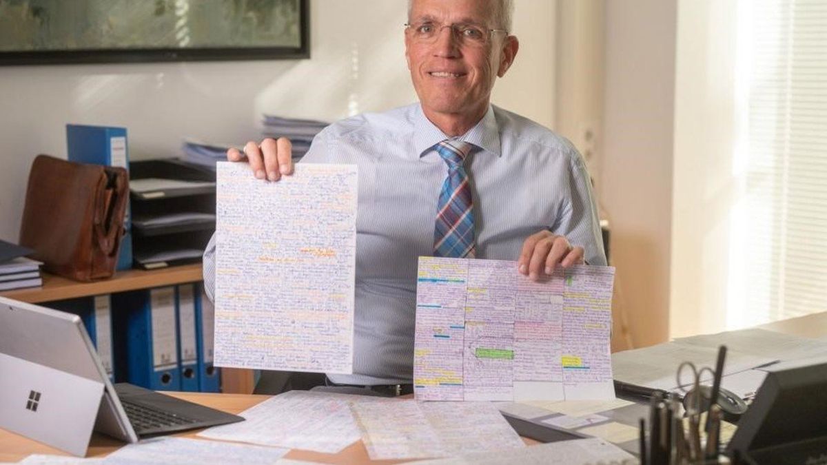 Un profesor universitario permite usar machetes en los exámenes y los