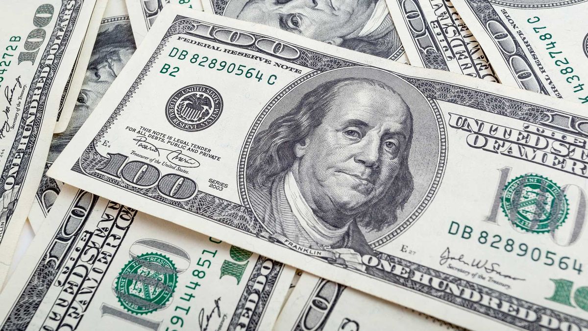 El dólar oficial cerró a $166,32 y el blue avanzó un peso