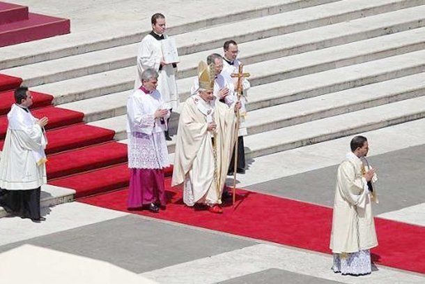 Miles de fieles llegaron al Vaticano para despedir al Papa
