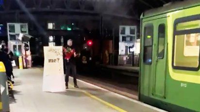 Un hombre esperó que su pareja maquinista llegara en el tren a la estación y le propuso matrimonio.