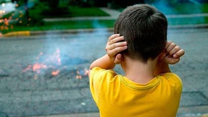 Familias de niños con TEA piden reemplazar el uso de pirotecnia sonora con la lumínica.