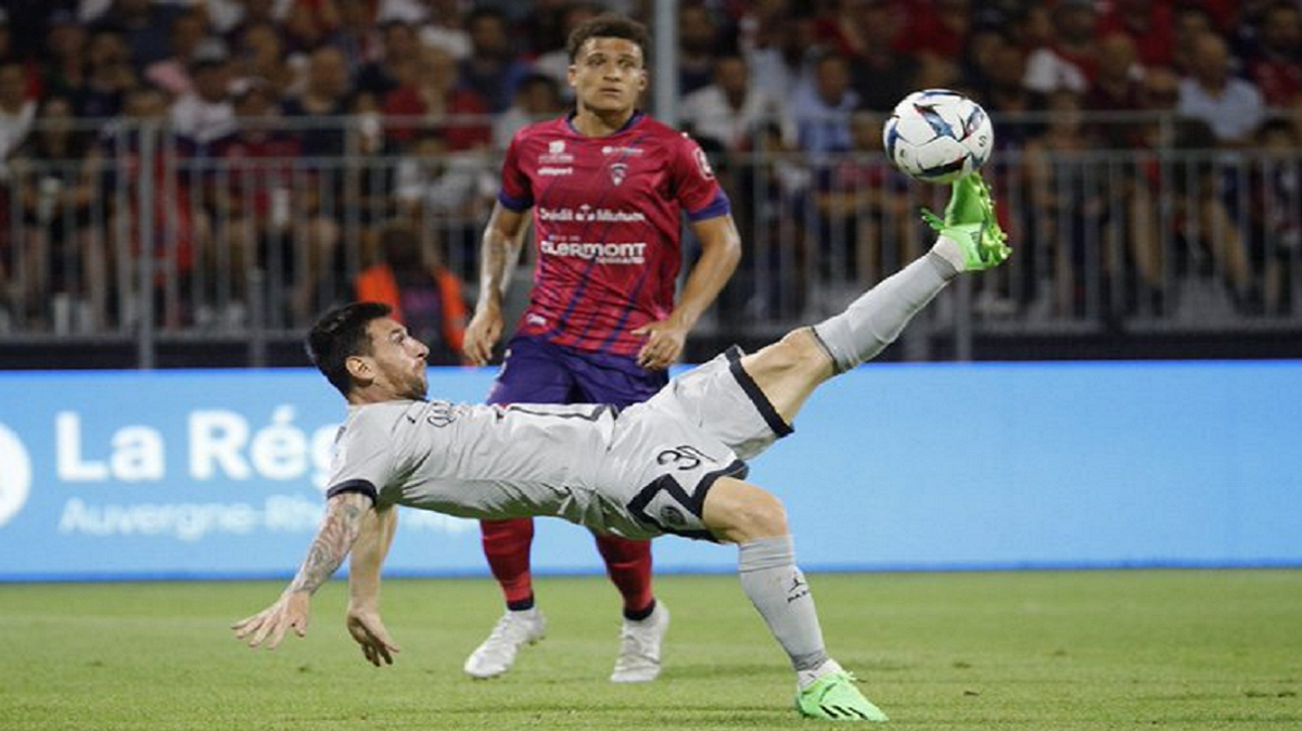 Messi hizo un golazo de chilena en el inicio de la Ligue 1