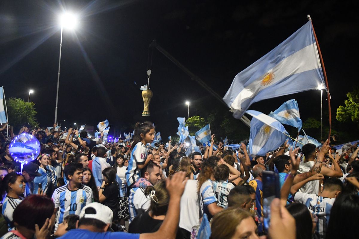 Los campeones ya están en Argentina y una multitud celebra con ellos