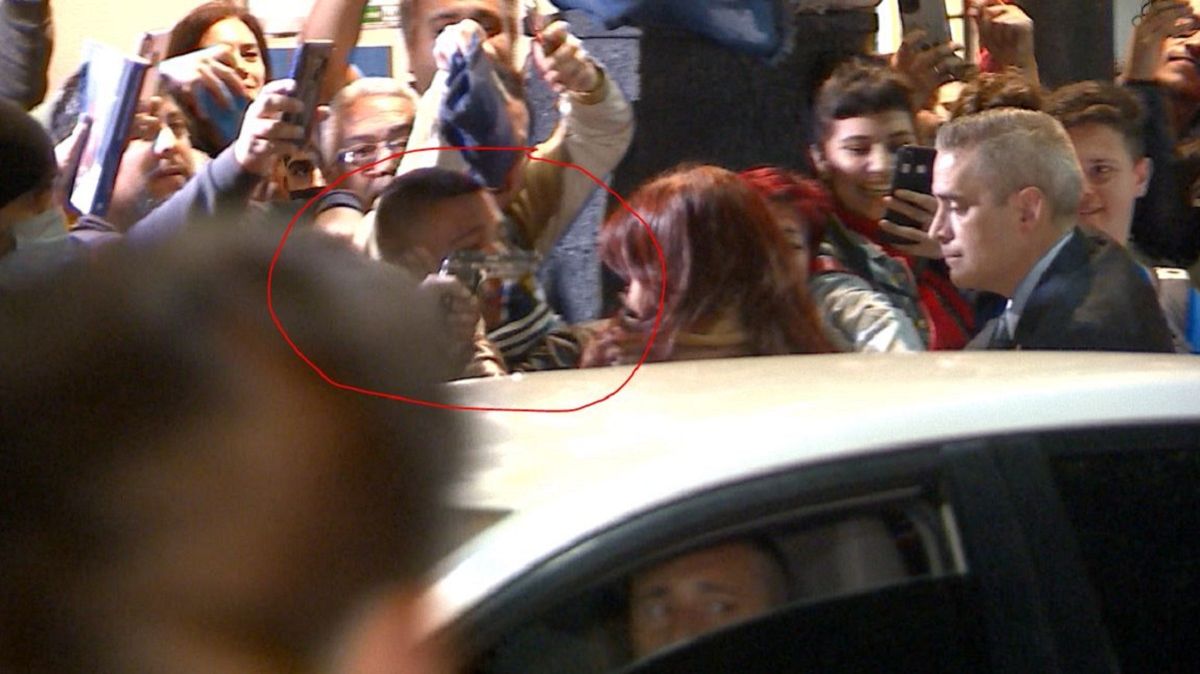 Una persona le apuntó con un arma en la cabeza a Cristina Kirchner 