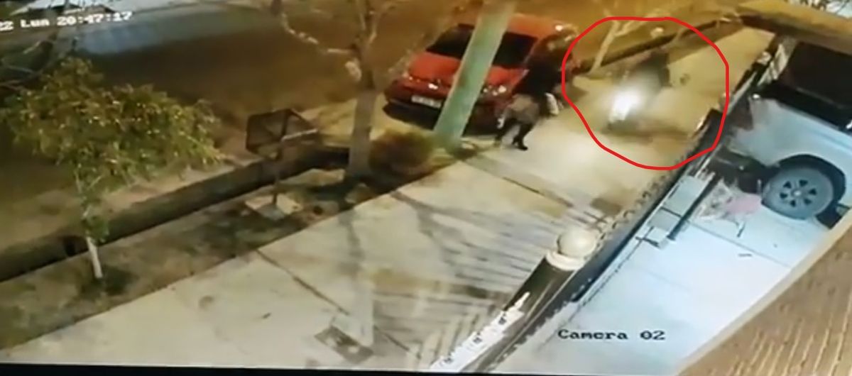 Video: así operó un motochorro al intentar robarle a una docente