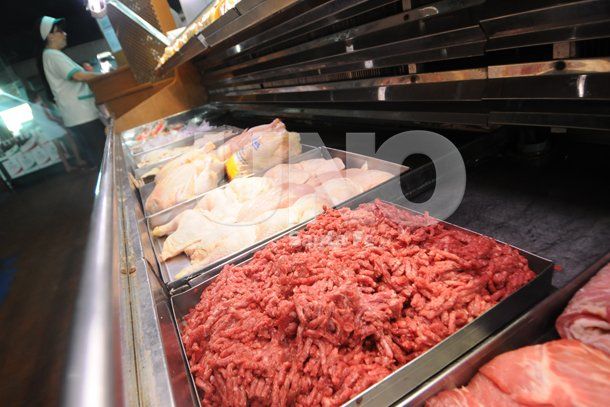 La carne picada sí o sí debe ser procesada frente al consumidor