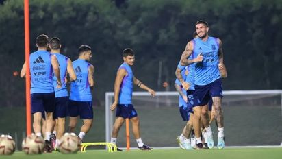 La Selección Argentina probó con la línea de cinco y con Di María