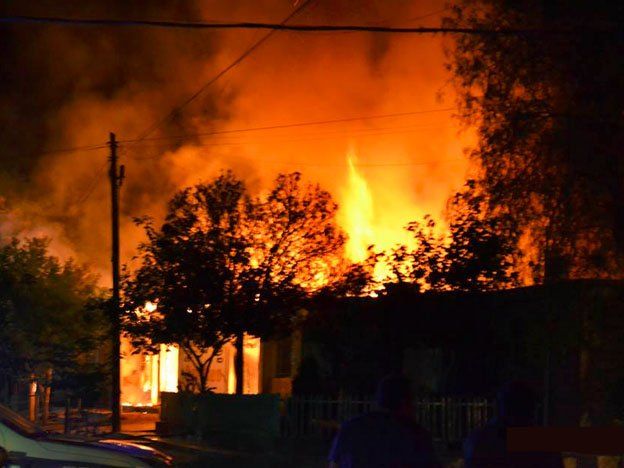 Un incendio en Jáchal obligó a evacuaciones y dañó el tendido eléctrico