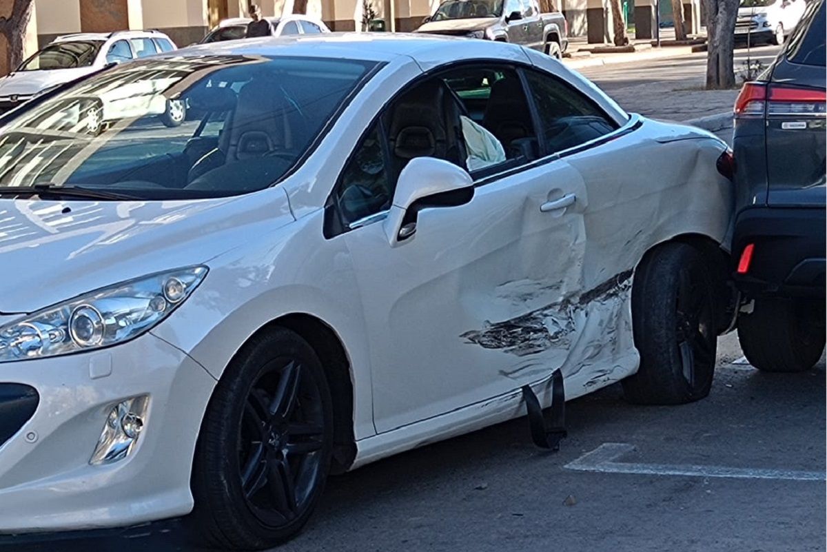 Dos autos protagonizaron un fuerte choque en pleno centro