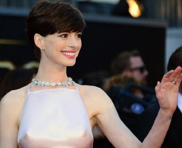 Hathaway se disculpó por el vestido de los Oscar