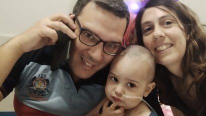 La pequeña MarÏa Cecilia junto a sus padres en el Hospital Italiano. 