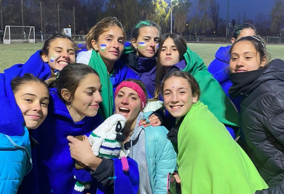 Las chicas de la Sub 16 del San Juan Rugby Azul alzaron la copa invictas