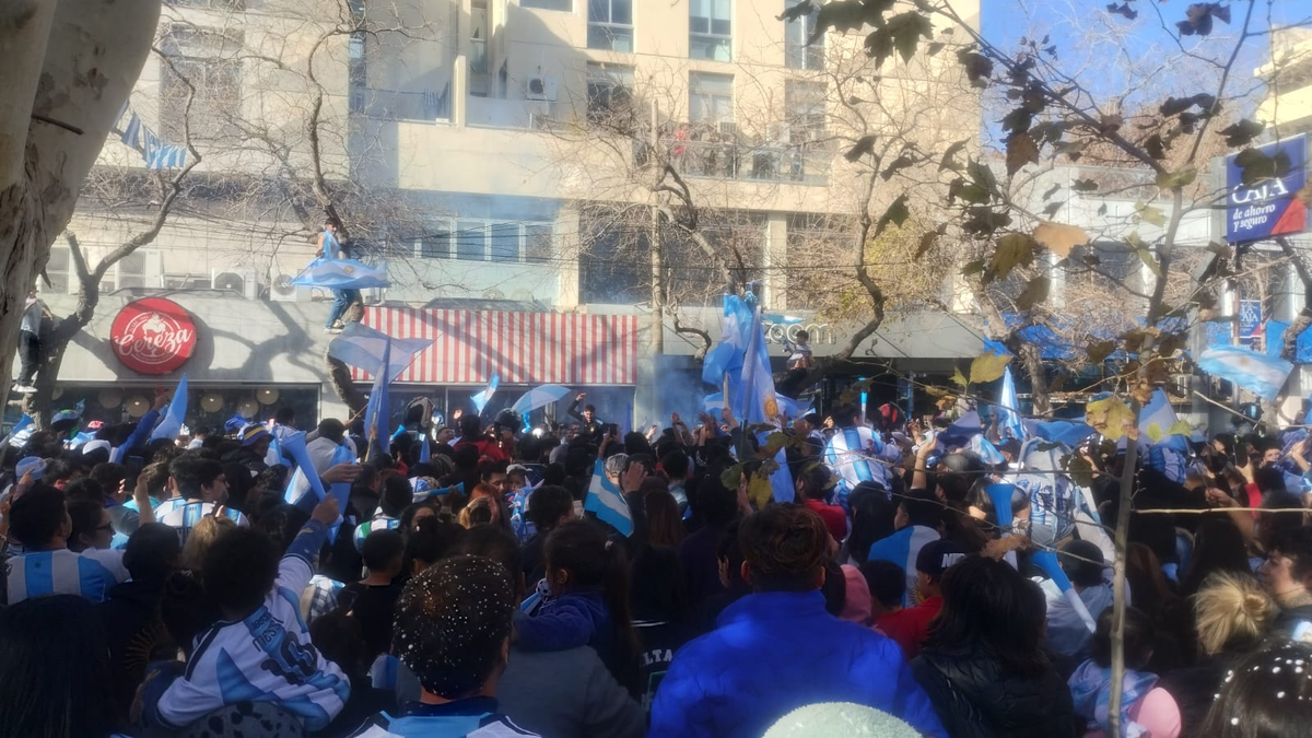 Caravanas y familias en las calles: el desahogo sanjuanino tras el triunfo argentino