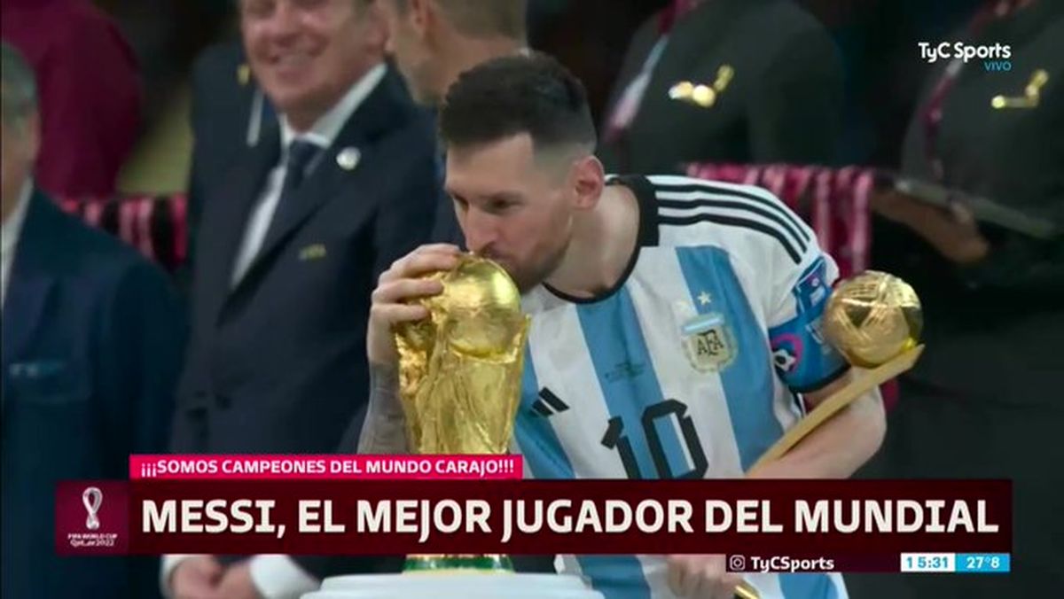 El beso tan ansiado: Messi no aguantó y tocó la copa antes de su entrega