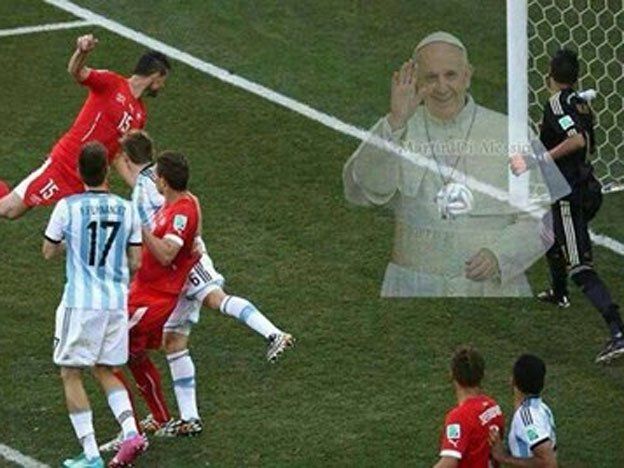 De la mano del Papa: un afiche muestra a Francisco ayudando a Romero