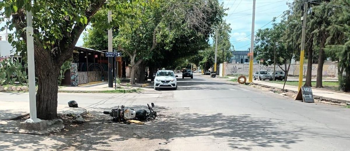 Un automovilista chocó a un motociclista, se fugó y luego se entregó a la Policía