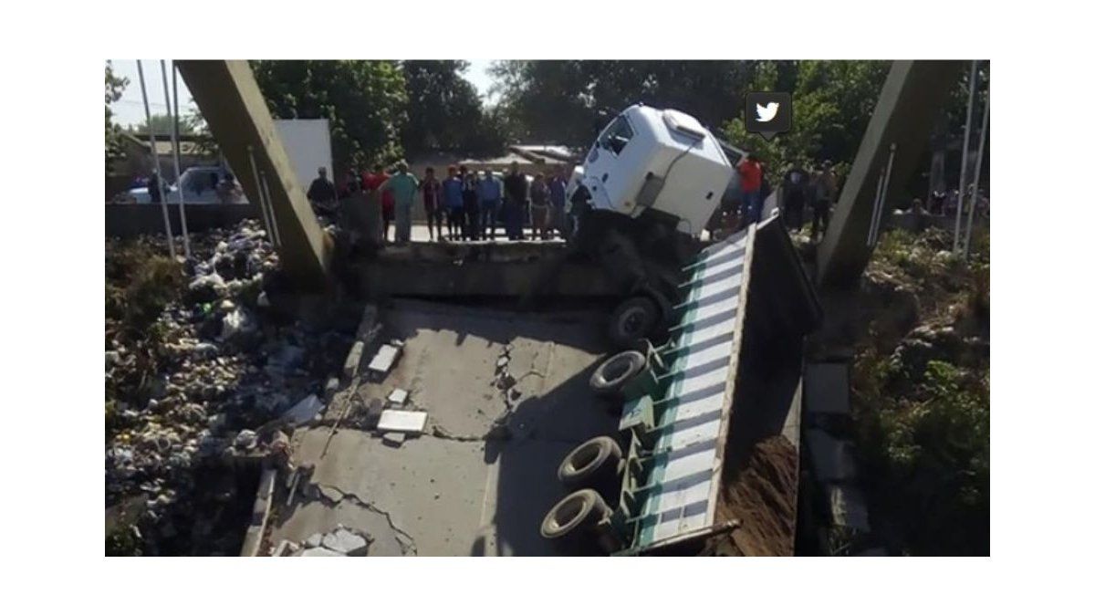 Video mirá la impactante caída de un puente en Tucumán