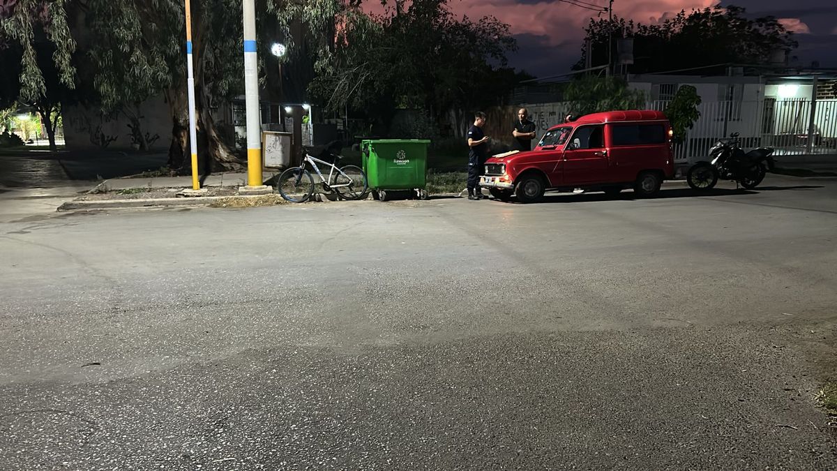 Un ciclista terminó con lesiones serias tras ser impactado por un auto
