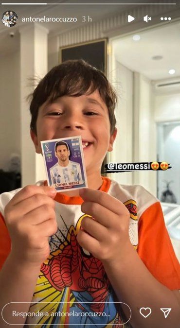 La emoción de Mateo Messi con una figurita del álbum del mundial