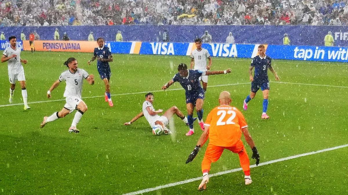 Luego de la demora, Francia goleó 3-0 a Irak y se metió en 16avos de final