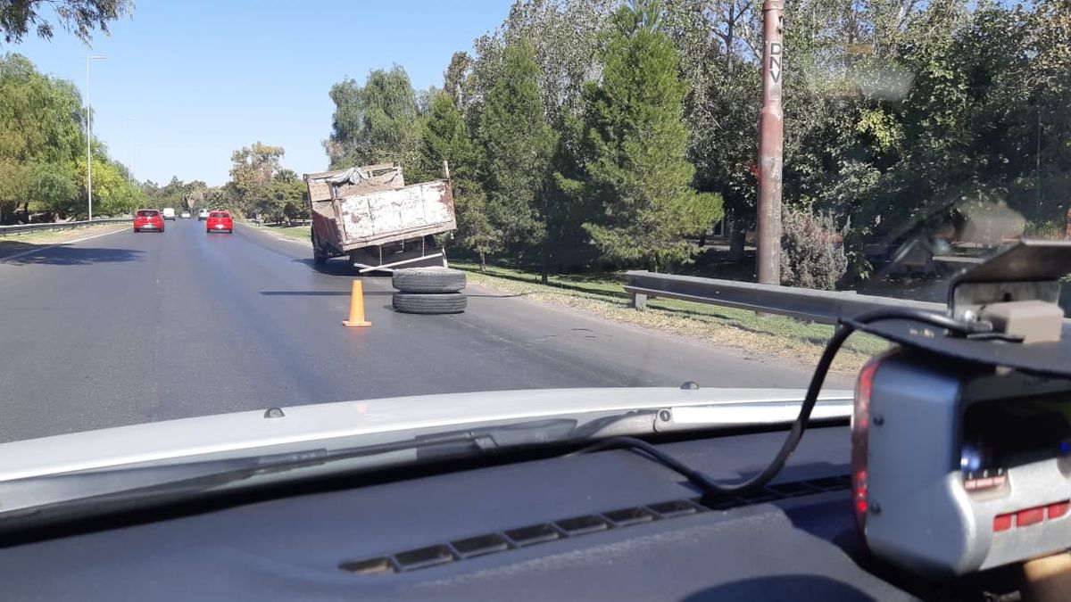 A un camión se le salieron dos ruedas en plena Ruta 40