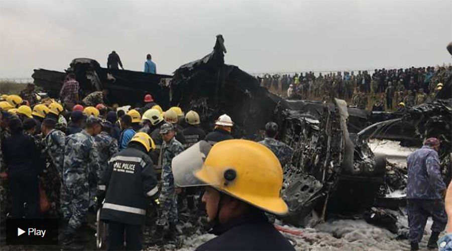 Un avión se estrelló y se prendió fuego en el aeropuerto de Katmandú: hay 27 muertos