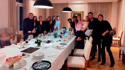 El cumpleaños de Fabiola Yáñez, una de las fotos del año.
