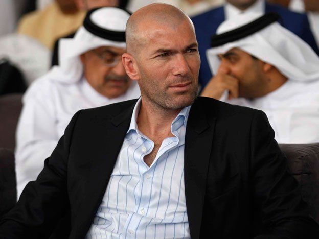 Zinedine Zidane se acerca al banco del Real Madrid