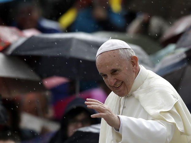 El Papa paseó por la lluvia para saludar a la gente en la Plaza San Pedro