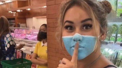 Una influencer se pintó un barbijo en la cara.
