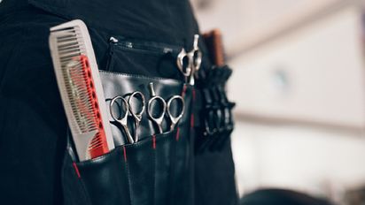 Le cortó mal el pelo a su hijo para que no salga a la calle y evite contagiarse