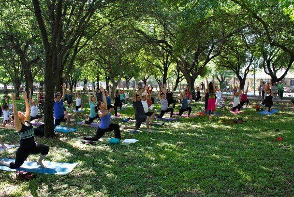 Invitan a clases gratuitas de yoga en el Parque de Mayo