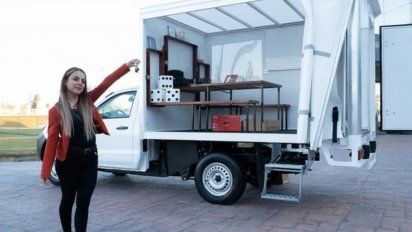 Una mujer recibió una camioneta de regalo para que pueda continuar dando clases.