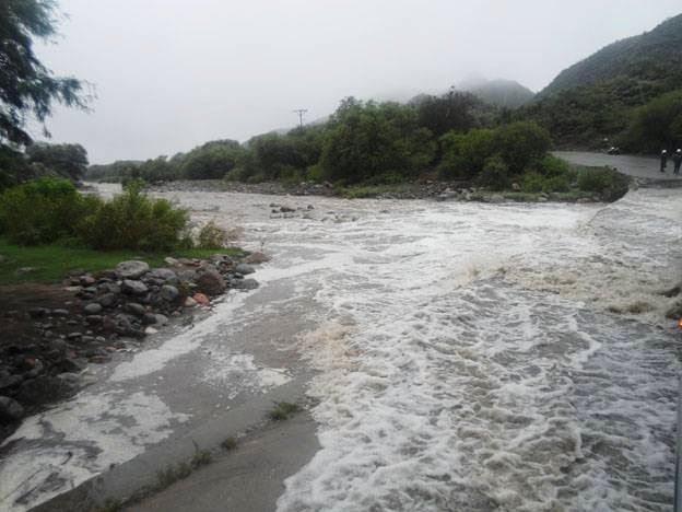 Tras las lluvias, Valle Fértil quedó aislado porque el agua se llevó el puente de Las Tumanas
