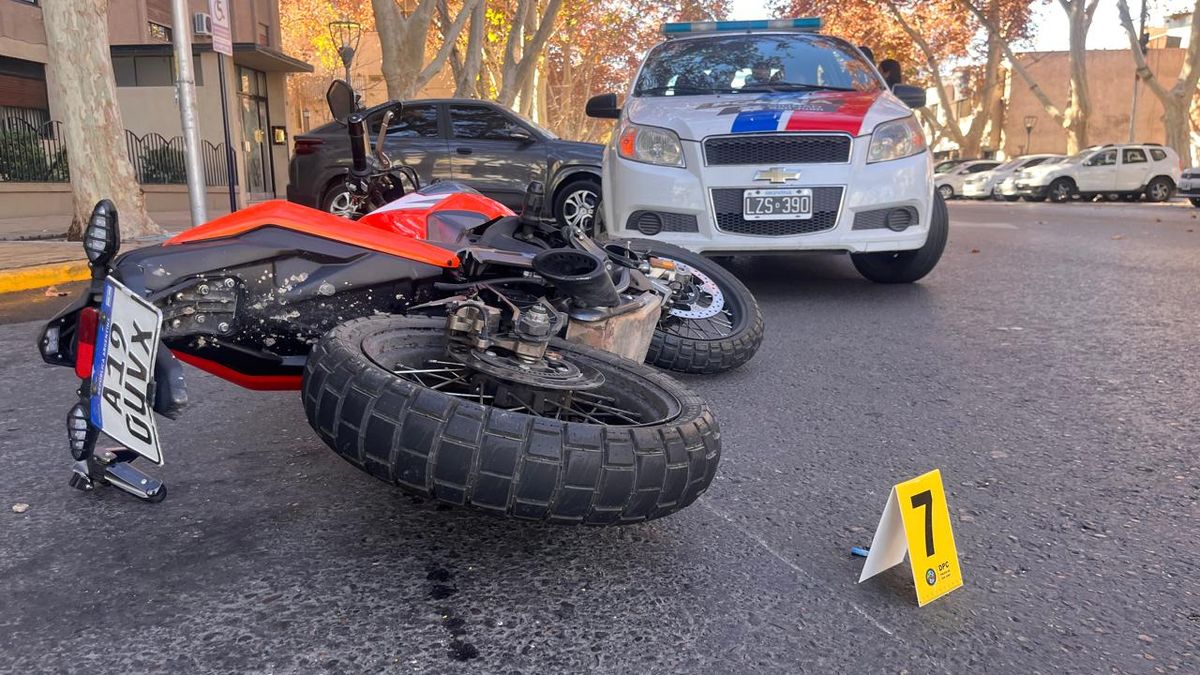 Capital: una motociclista impactó contra un auto y terminó hospitalizada