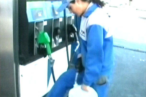 La gente hace largas colas en las estaciones de servicio para cargar combustible antes de que suba
