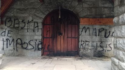 Mapuches: tras el desalojo en Villa Mascardi, un grupo quemó la puerta de la Capilla Nuestra Señora de la Asunción (Foto: portal Río Negro).