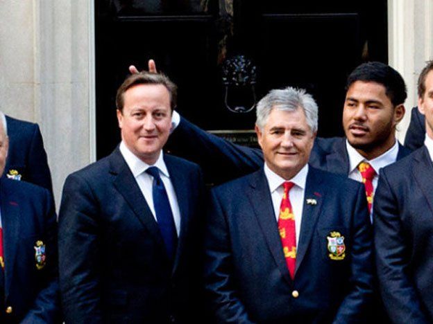 Un jugador de rugby le hizo cuernitos en la foto al primer ministro británico