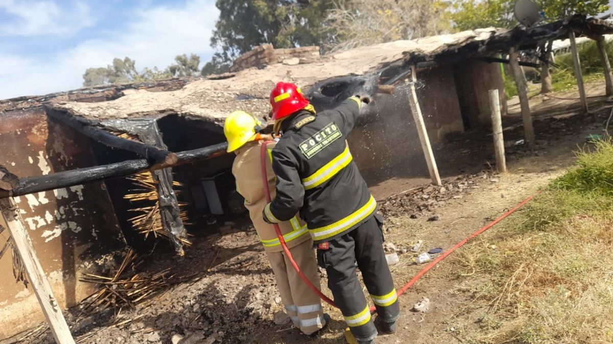 Voraz incendio arrasó por completo con un depósito en Pocito