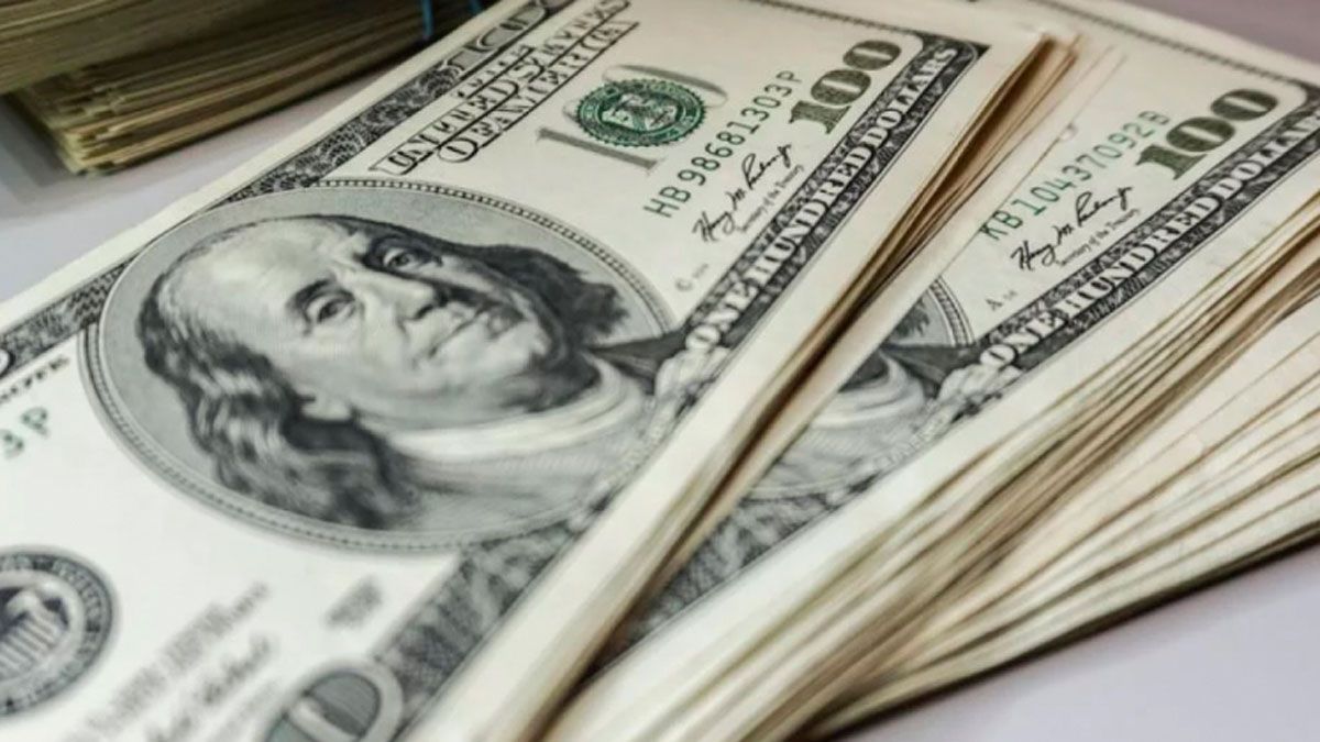 El dólar oficial cerró con una suba de 11 centavos y el blue bajó $2