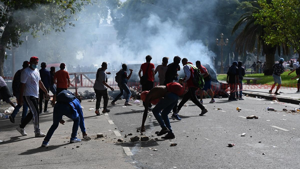 Manifestantes Arrojaron Piedras Y Quemaron Neumáticos Frente Al Congreso Manifestantes Arrojaron Piedras Y Quemaron Neumáticos Frente Al Congreso
