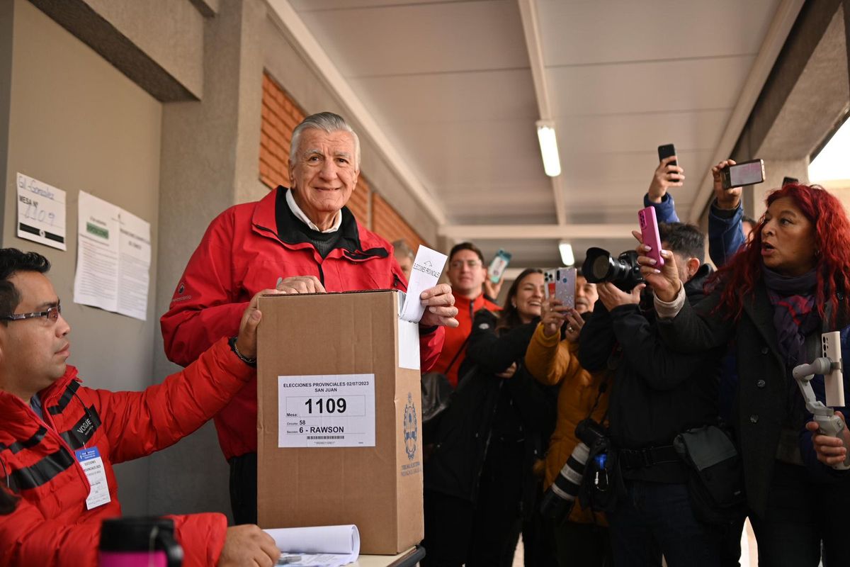 José Luis Gioja se sometió a un control médico en Buenos Aires y quedó internado