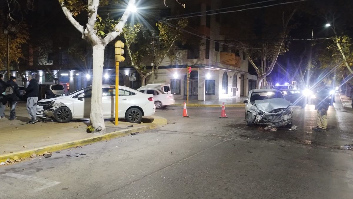 Fuerte choque entre dos autos en pleno centro: uno terminó sobre la vereda