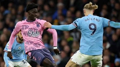 Álvarez volvió en la igualdad entre Manchester City y Everton
