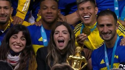 Gianinna y Dalma Maradona junto al plantel de Boca.