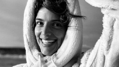 Calu Rivero, desnuda entre las plantas
